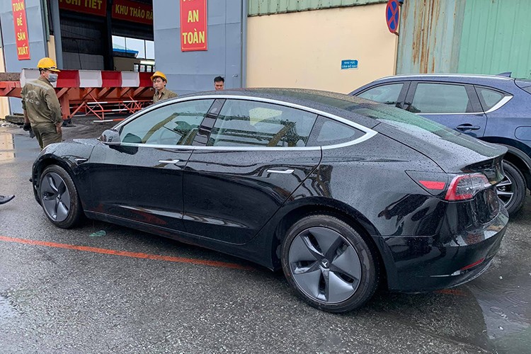 Xe oto dien Tesla Model 3 dau tien cap ben Viet Nam