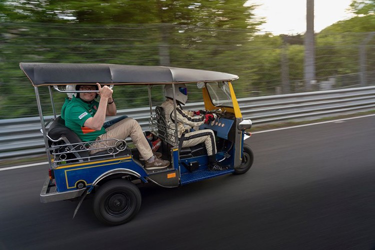 “Sieu xe 3 banh” Tuk Tuk chay 31 phut tai Dia Nguc Xanh-Hinh-3