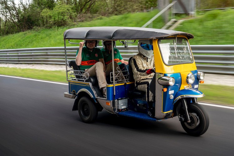 “Sieu xe 3 banh” Tuk Tuk chay 31 phut tai Dia Nguc Xanh-Hinh-6