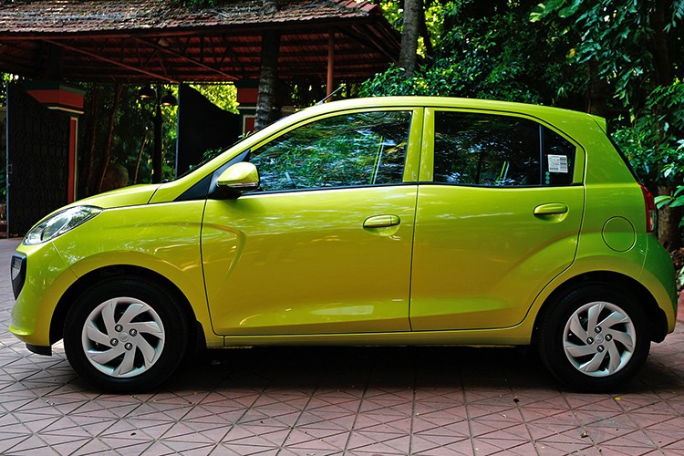 “Soi” xe sieu re Hyundai Santro chi tu 123 trieu dong-Hinh-2