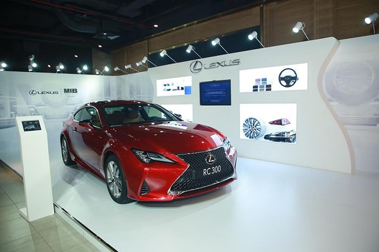 Sieu xe Lexus RC F dong hanh cung cac dac vu ao den-Hinh-8