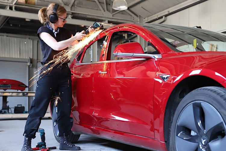 Tesla Model 3 dau tien do xe ban tai tu mot co gai-Hinh-2