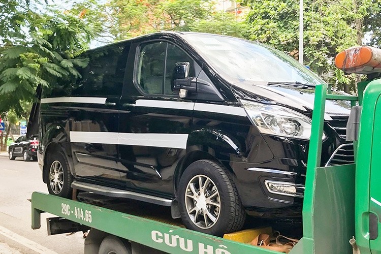 Cham mat Ford Tourneo - xe 7 cho duoi 1 ty tai Viet Nam