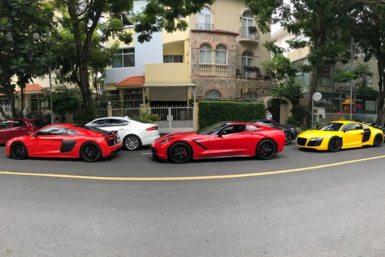 Dan choi sieu xe Audi R8 tai Sai Gon tu hoi 