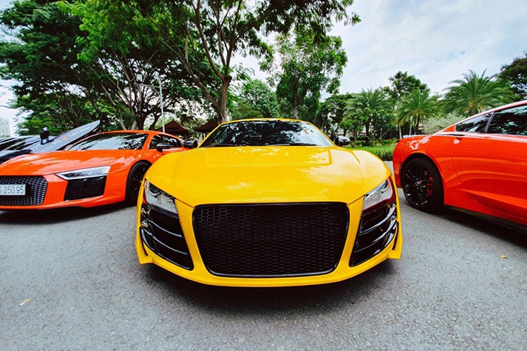 Dan choi sieu xe Audi R8 tai Sai Gon tu hoi 