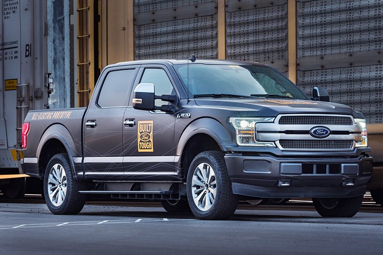 Ford F-150 chay dien keo 10 toa tau nang 453,5 tan