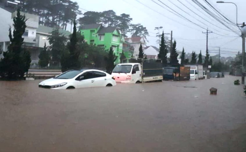 Pho nui Da Lat chim sau trong bien nuoc vi mua khong ngung nghi-Hinh-3