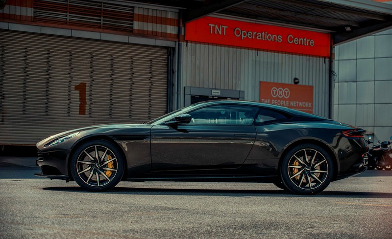 Can canh Aston Martin DB11 hon 16 ty tai Viet Nam-Hinh-3