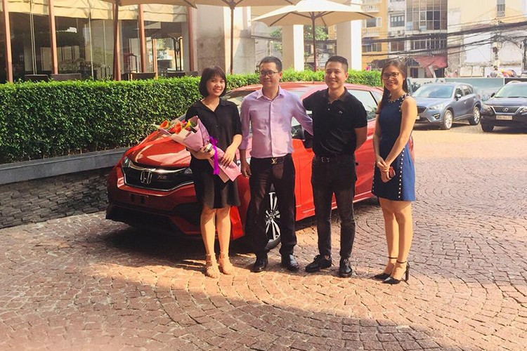 Sep Viet tang oto Honda Jazz cho nhan vien ngay sinh nhat-Hinh-2