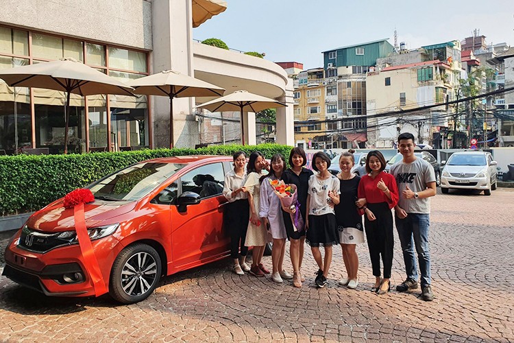 Sep Viet tang oto Honda Jazz cho nhan vien ngay sinh nhat-Hinh-3