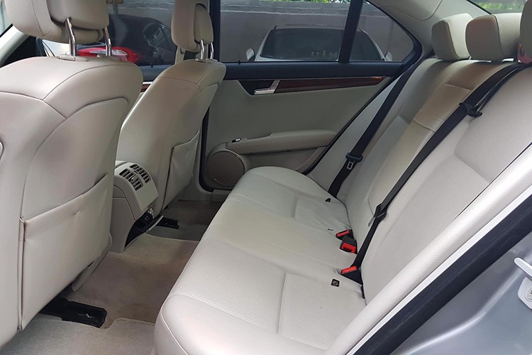 Xe sang Mercedes C200 cu chi 400 trieu dong o Ha Noi-Hinh-9