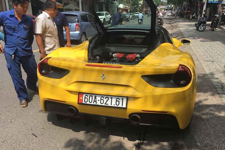 Ferrari 488 GTB va Rolls-Royce 