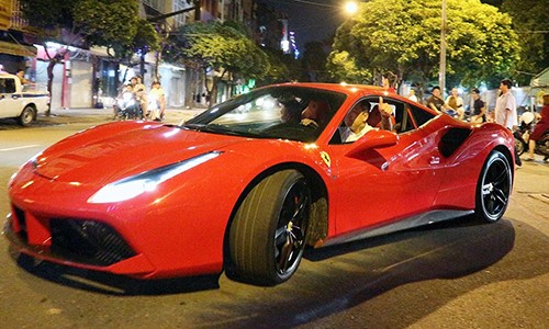 Dang Van Lam ngoi Ferrari 488 GTB hon 11 ty cua Tuan Hung-Hinh-2