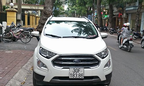 Xe oto Ford EcoSport lan banh o Ha Noi, bi phat tan Ha Tinh-Hinh-4