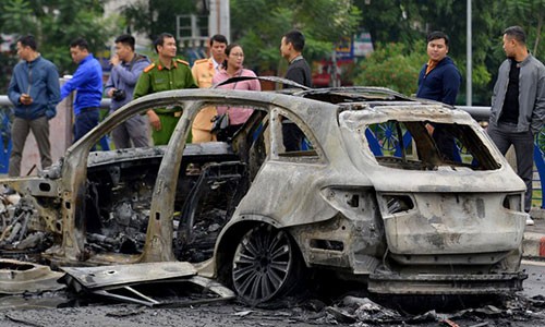 Mercedes co phanh tu dong van gay tai nan chet nguoi o Ha Noi?