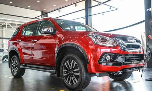 Xe Isuzu MU-X giam toi 200 trieu dong tai Viet Nam