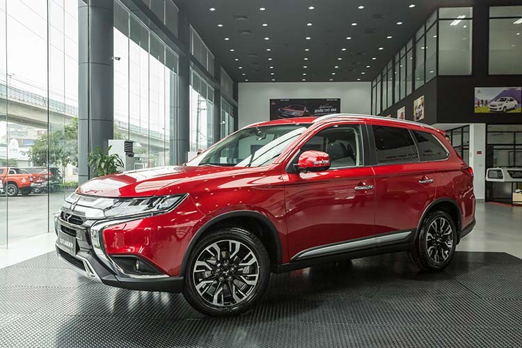 Can canh Mitsubishi Outlander 2020 tu 825 trieu tai Viet Nam