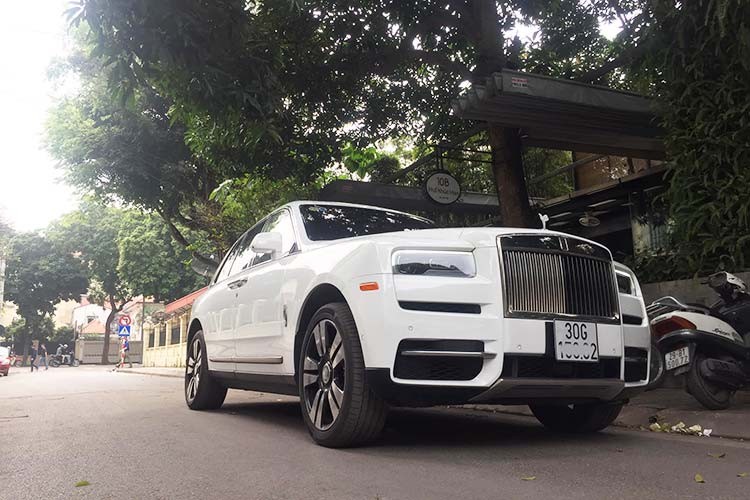 Rolls-Royce Cullinan hon 40 ty lap logo phat sang o Ha Thanh-Hinh-9