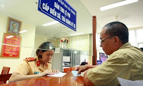 Nguoi dung oto, xe may tai Viet Nam se nop phi truoc ba online?