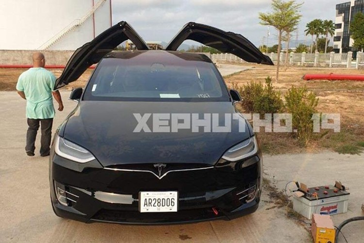 Dai gia Phu Tho tau xe Tesla Model X hon 8 ty dong-Hinh-2