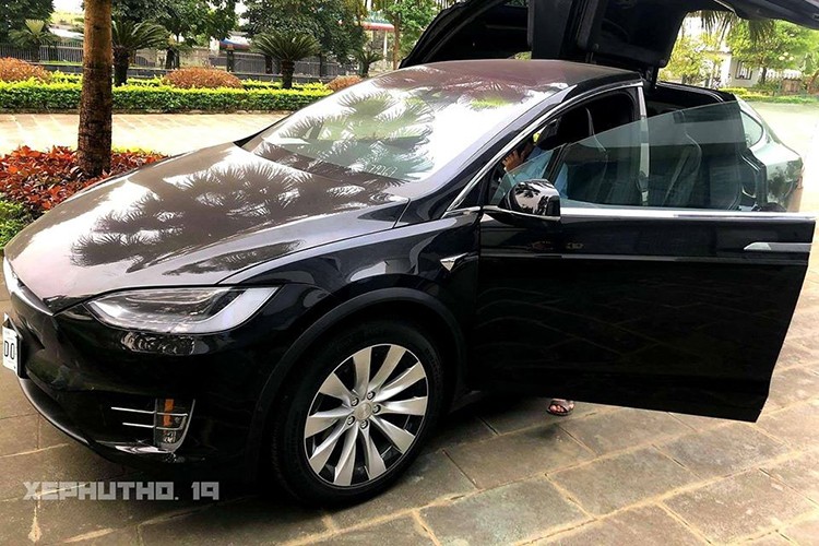 Dai gia Phu Tho tau xe Tesla Model X hon 8 ty dong