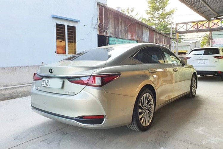 Lexus ES 250 moi dung 3 thang 