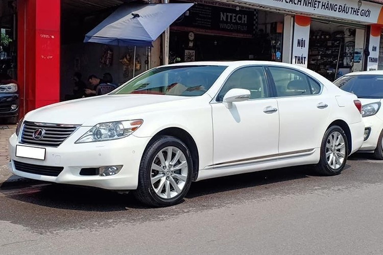 Can canh Lexus LS 460 dung 10 nam, hon 1,5 ty o Ha Noi