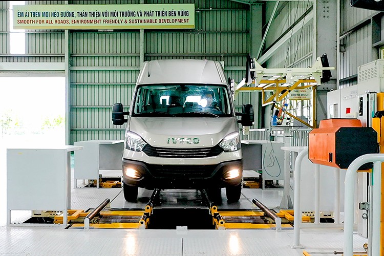 Xe buyt thuong hieu chau Au - Iveco Daily lap rap tai Viet Nam-Hinh-7