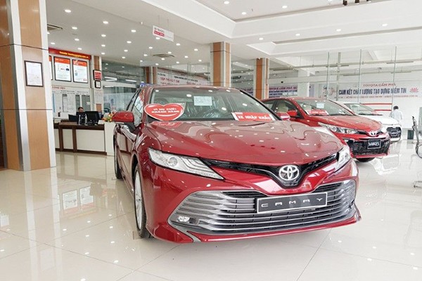 Toyota Camry moi giam 25 trieu dong, 