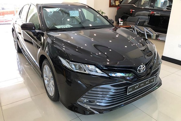 Toyota Camry moi giam 25 trieu dong, 