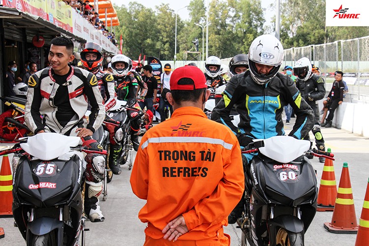 Giai dua moto Viet Nam 2020 vong 3, gay can den nghet tho-Hinh-2