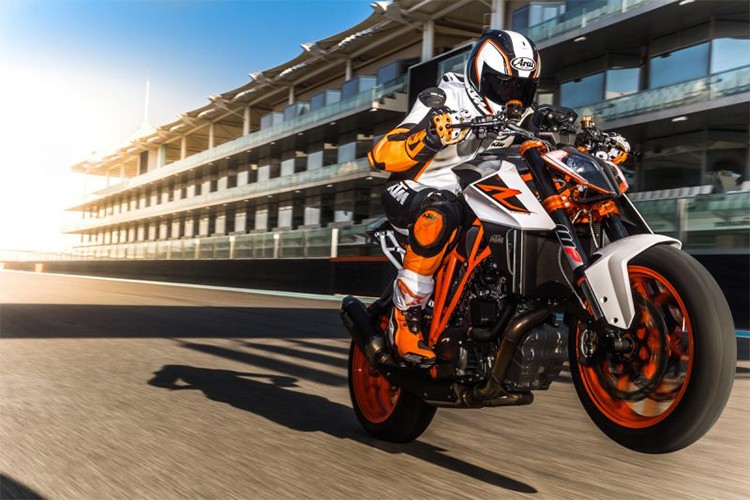 KTM 1290 Super Duke RR phien ban hieu nang cao co gi 