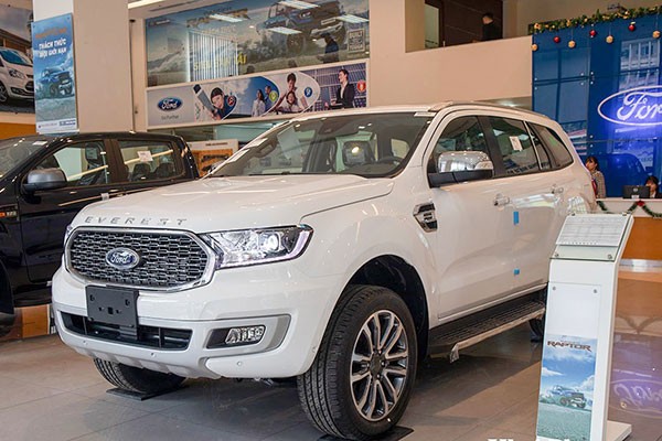 Ford Everest tai Viet Nam bat ngo loai bo 2 phien ban Ambiente