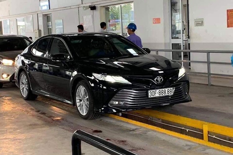 Toyota Camry trung bien 