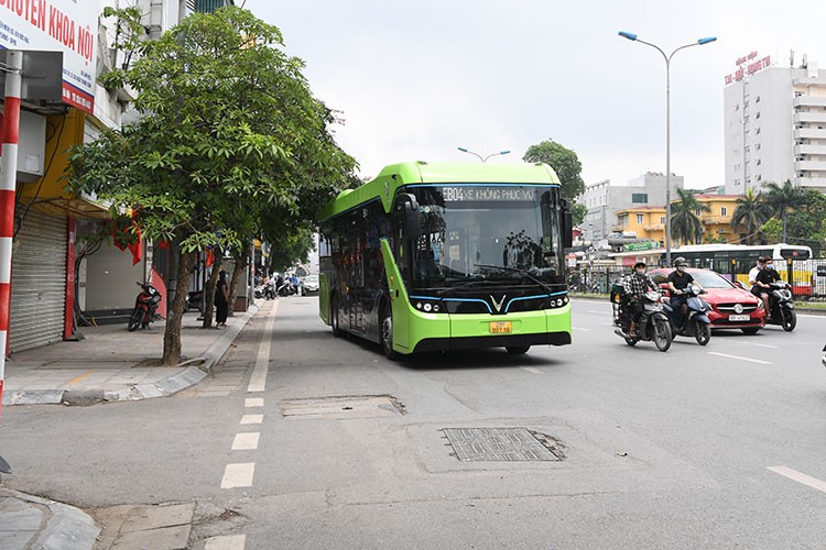 VinBus chay dien lan dau lan banh tren duong pho Ha Noi-Hinh-10