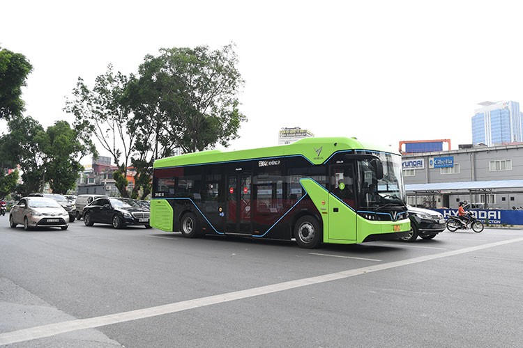 VinBus chay dien lan dau lan banh tren duong pho Ha Noi-Hinh-5