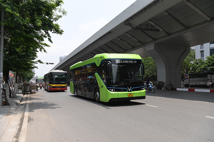 VinBus chay dien lan dau lan banh tren duong pho Ha Noi-Hinh-9