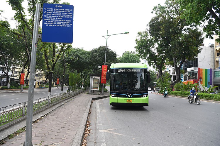 VinBus chay dien lan dau lan banh tren duong pho Ha Noi