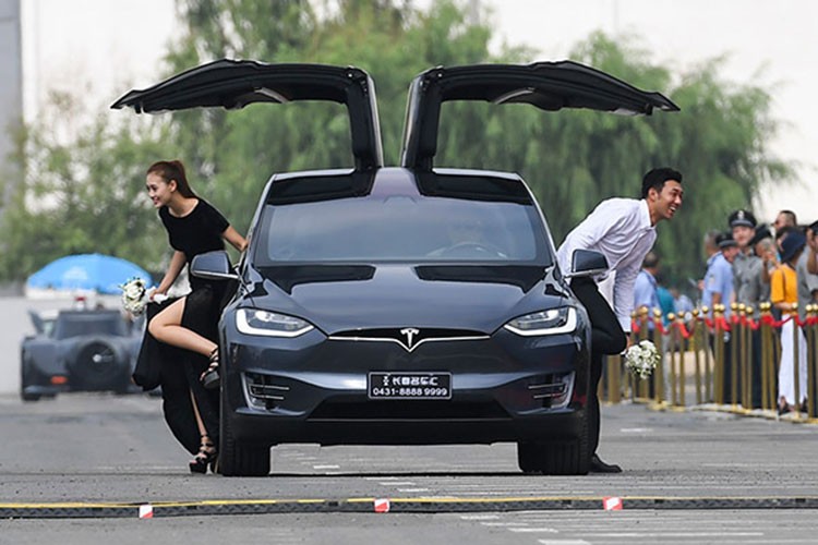 Xe oto dien Tesla dang bi nguoi Trung Quoc quay lung, ky thi-Hinh-2