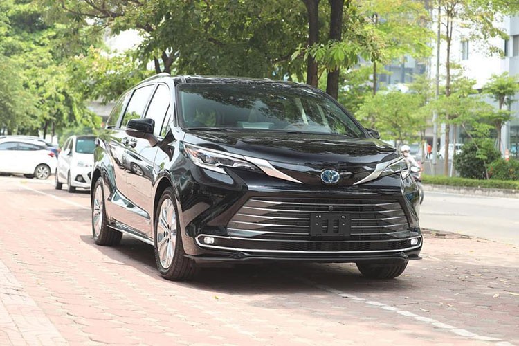 Can canh Toyota Sienna Platinum 2021 hon 4,1 ty dong tai Ha Noi