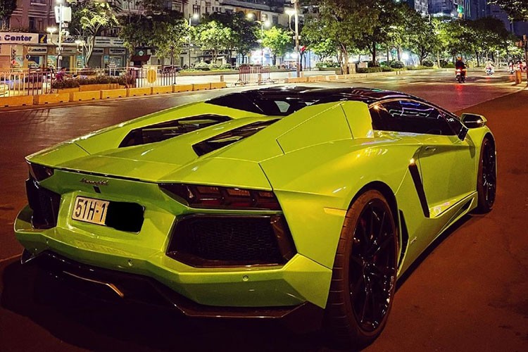 Lamborghini Aventador Roadster hon 37 ty bi 