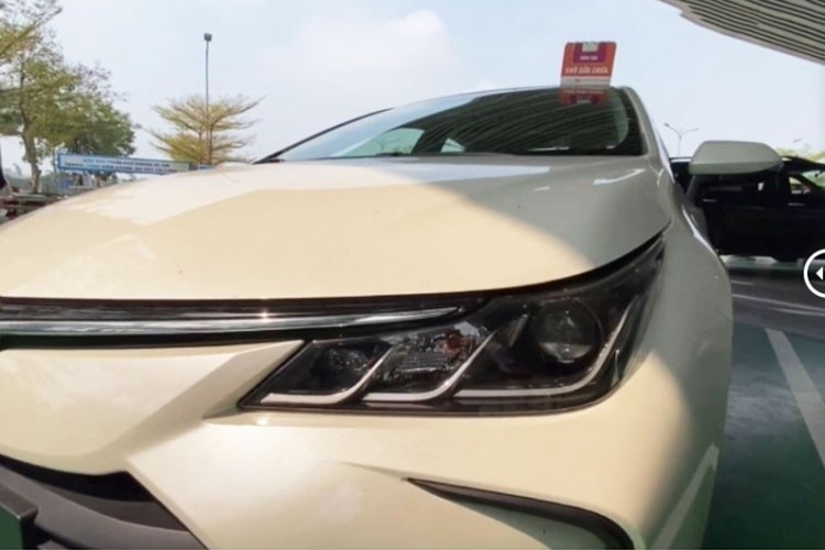 Can canh Toyota Corolla Altis 2022 vua 