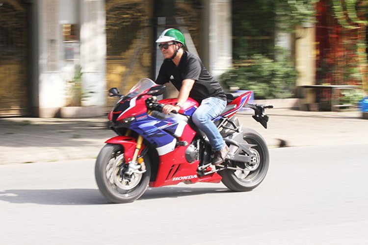 Honda CBR1000RR-R SP tien ty tai Viet Nam dinh loi giam xoc