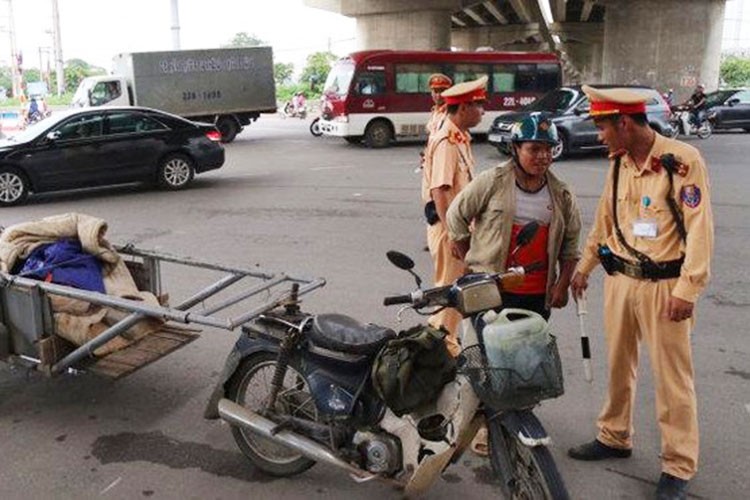 Ha Noi se do kiem tra khi thai, thu hoi xe cu va doi moi