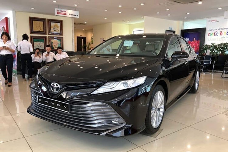 Toyota Camry tai Viet Nam giam 40 trieu dong 