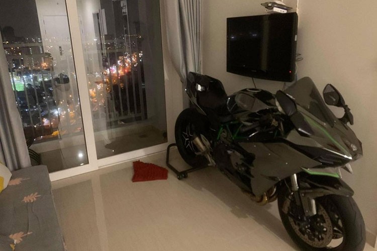 Dan choi Sai Gon mua Kawasaki Ninja H2 bac ty de... 