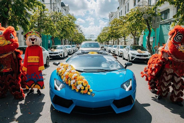 Lamborghini cua dai gia Hai Phong keo dan Kia Cerato di hoi vo