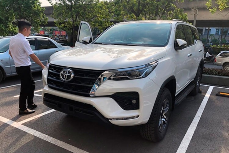 Toyota Fortuner 2022 sap ban tai Viet Nam, ban cu 