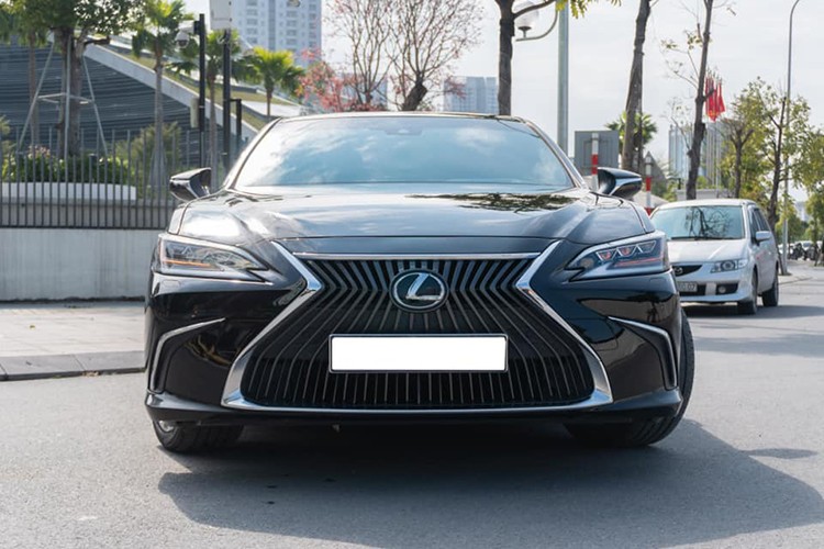 Lexus ES 2021 cu 2,67 ty o Ha Noi, dat hon xe 