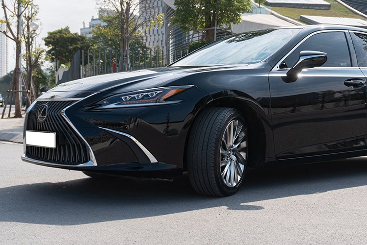 Lexus ES 2021 cu 2,67 ty o Ha Noi, dat hon xe 